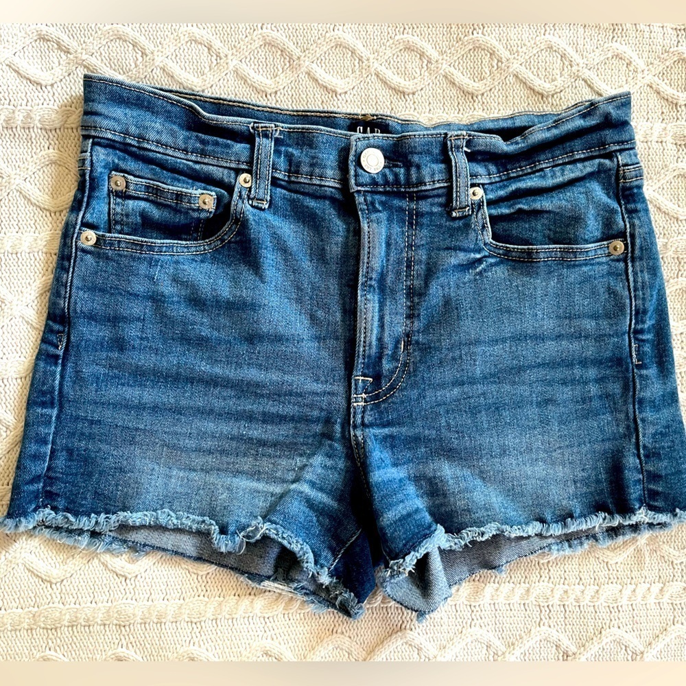 GAP Medium Wash Denim Distressed Shorts Women’s Size 26